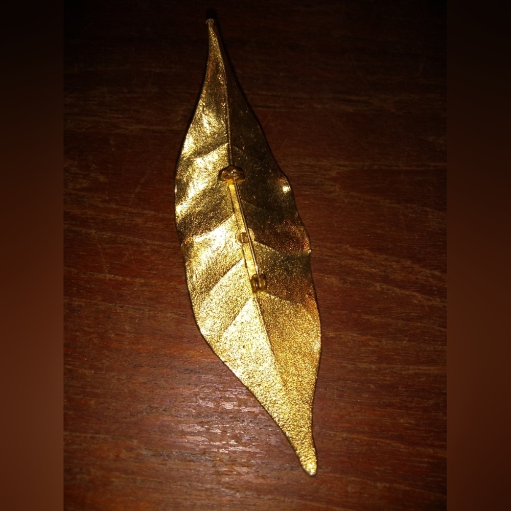 Vintage Five Gold Toned Brooches, Leaf, Charm Holder, Gold & Purple Enam… - Picture 4 of 13